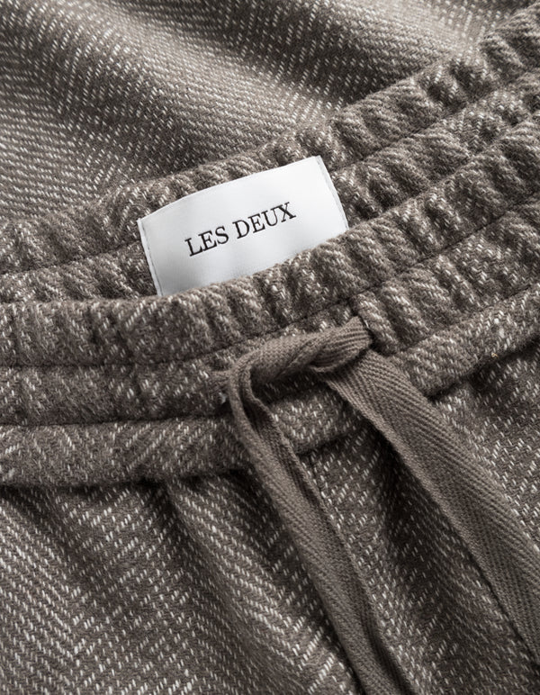 Les Deux Houston Herringbone Pant 'Light Grey/Light Desert Sand'